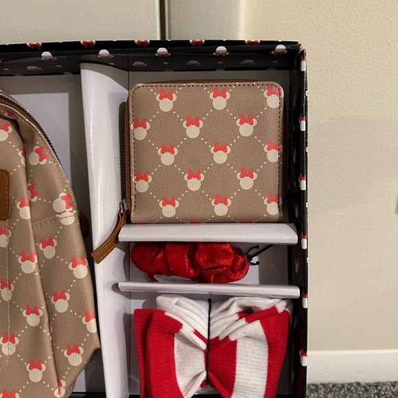 NWOT: Minnie Mouse backpack - Picture 11 of 11